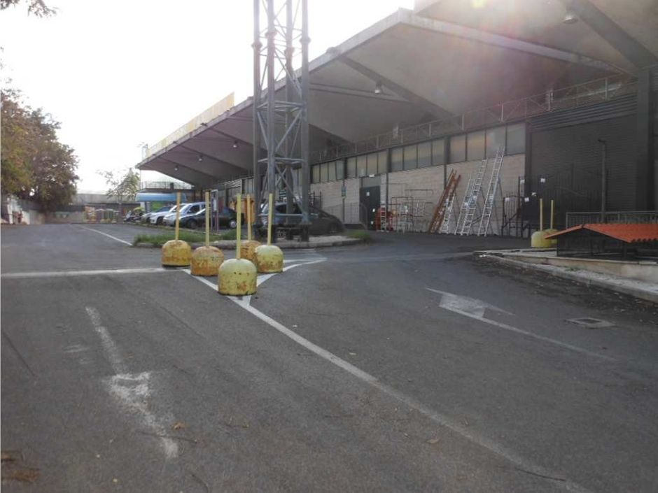 #8120 Capannone commerciale di 2.419 mq con parcheggi in vendita - foto 2