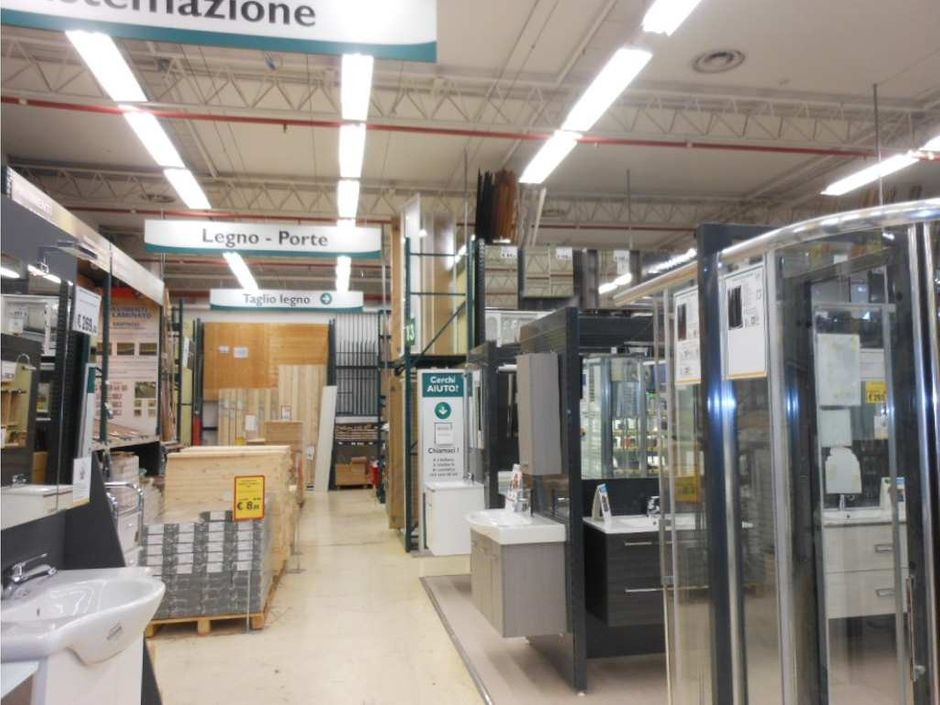 #8120 Capannone commerciale di 2.419 mq con parcheggi in vendita - foto 4