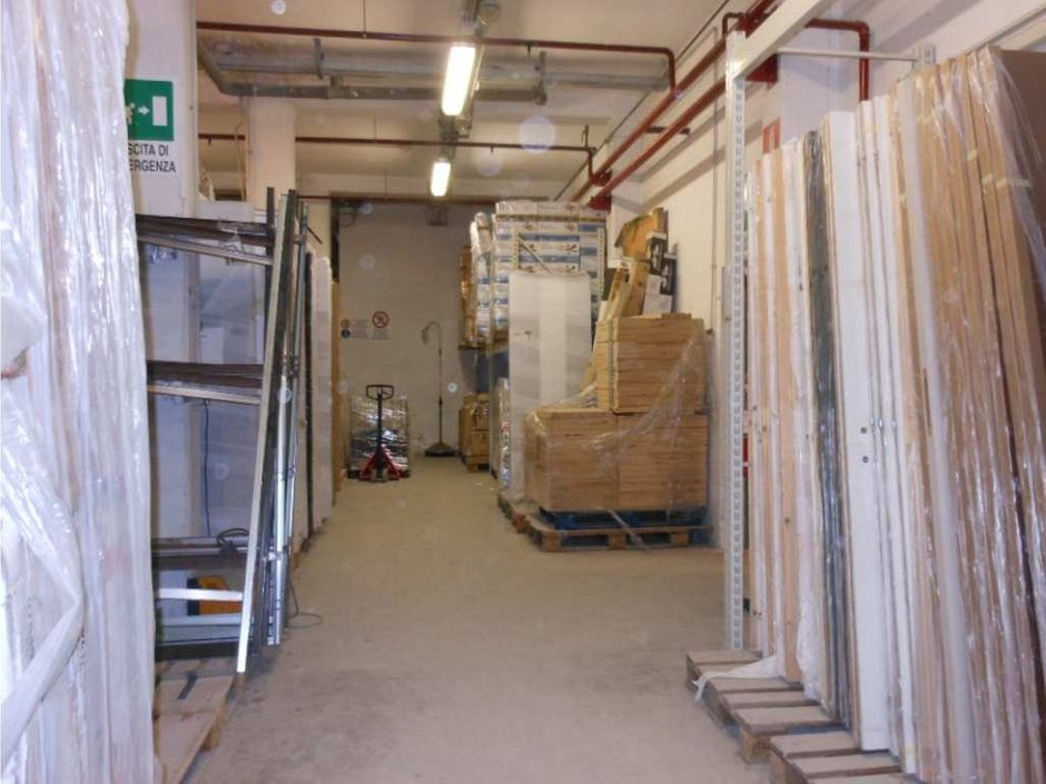 #8120 Capannone commerciale di 2.419 mq con parcheggi in vendita - foto 8
