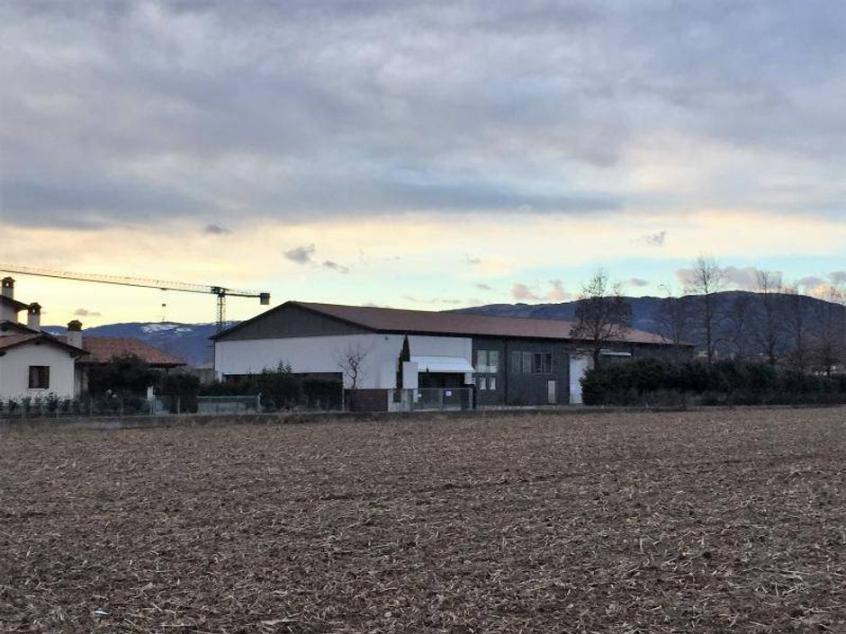 #8121 Capannone con area esterna in vendita - foto 1