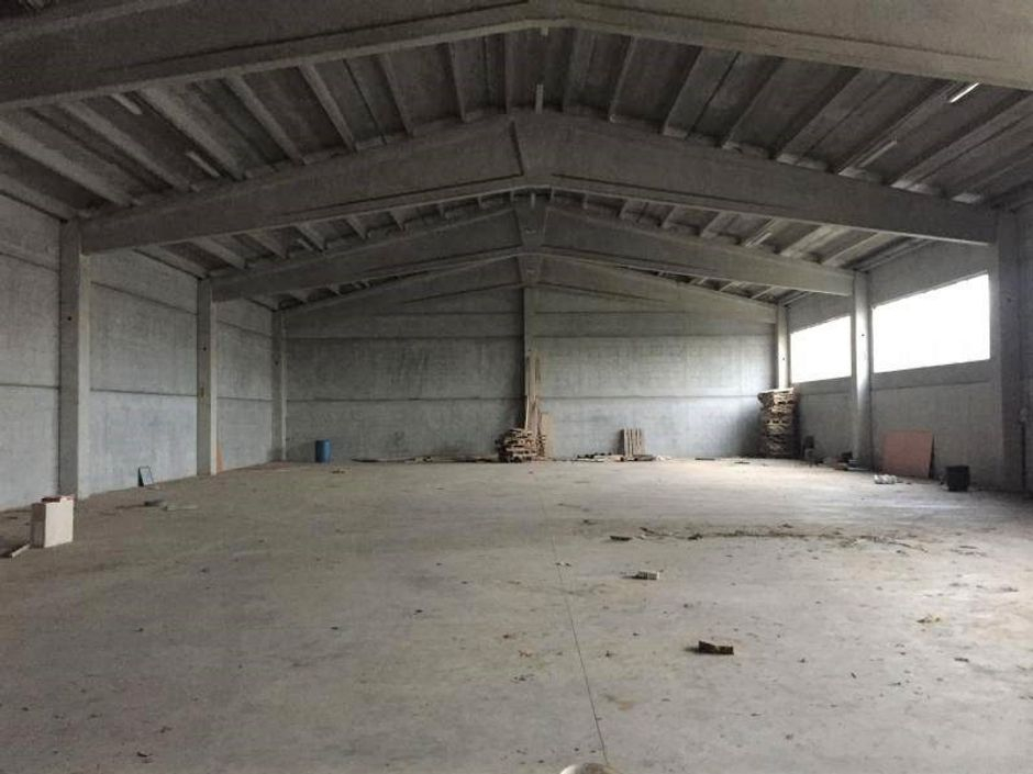#8121 Capannone con area esterna in vendita - foto 2