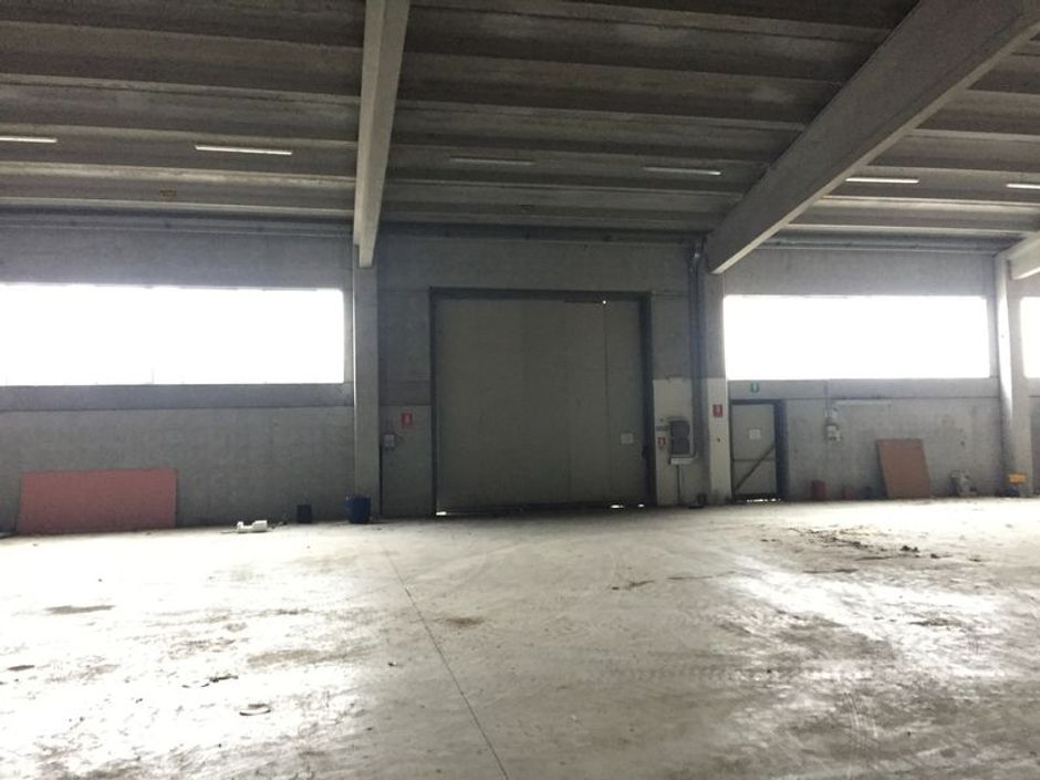 #8121 Capannone con area esterna in vendita - foto 3