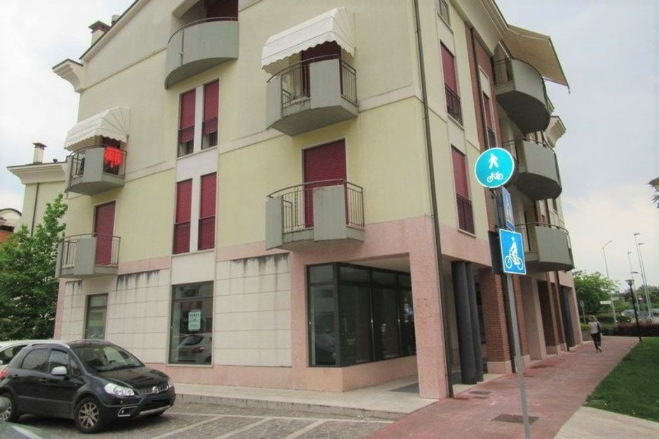 #8198 Negozio piano terra con cantina e box interrati in vendita - foto 2