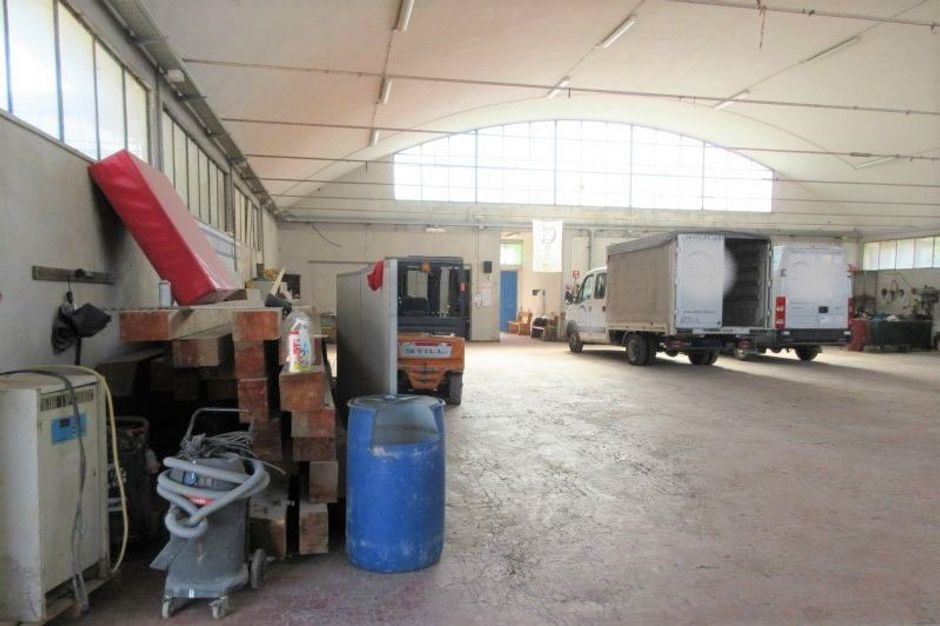 #8228 Opificio industriale con terreno edificabile in vendita - foto 2