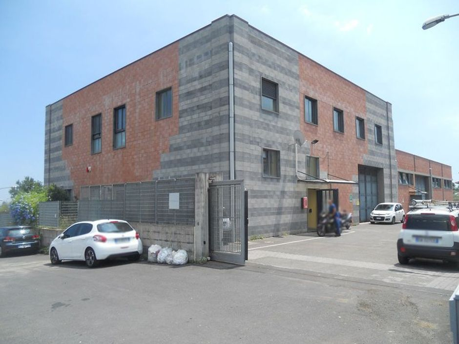 #8230 Complesso artigianale con area scoperta annessa in vendita - foto 1