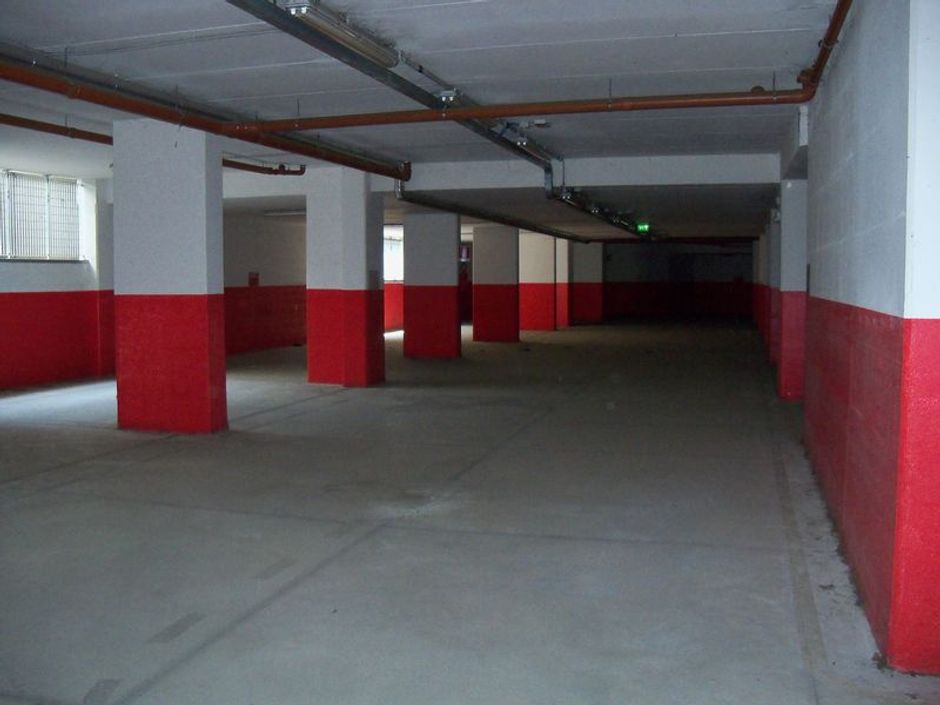 #830 Locali per istituto di credito e posti auto in vendita - foto 11