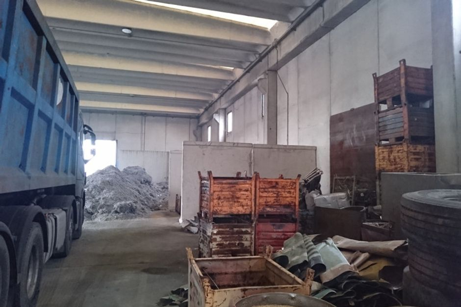 #8516 Complesso industriale con ampio piazzale in vendita - foto 2