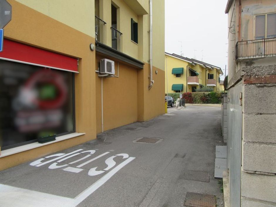 #8558 Negozio con posti auto (sub 5) in vendita - foto 4