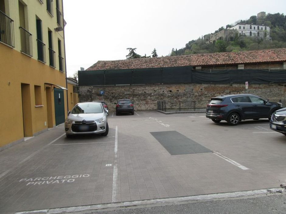 #8558 Negozio con posti auto (sub 5) in vendita - foto 5