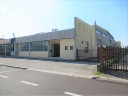 Portion of commercial building with adjoining open area - Lote 8573 (Subasta 8573)