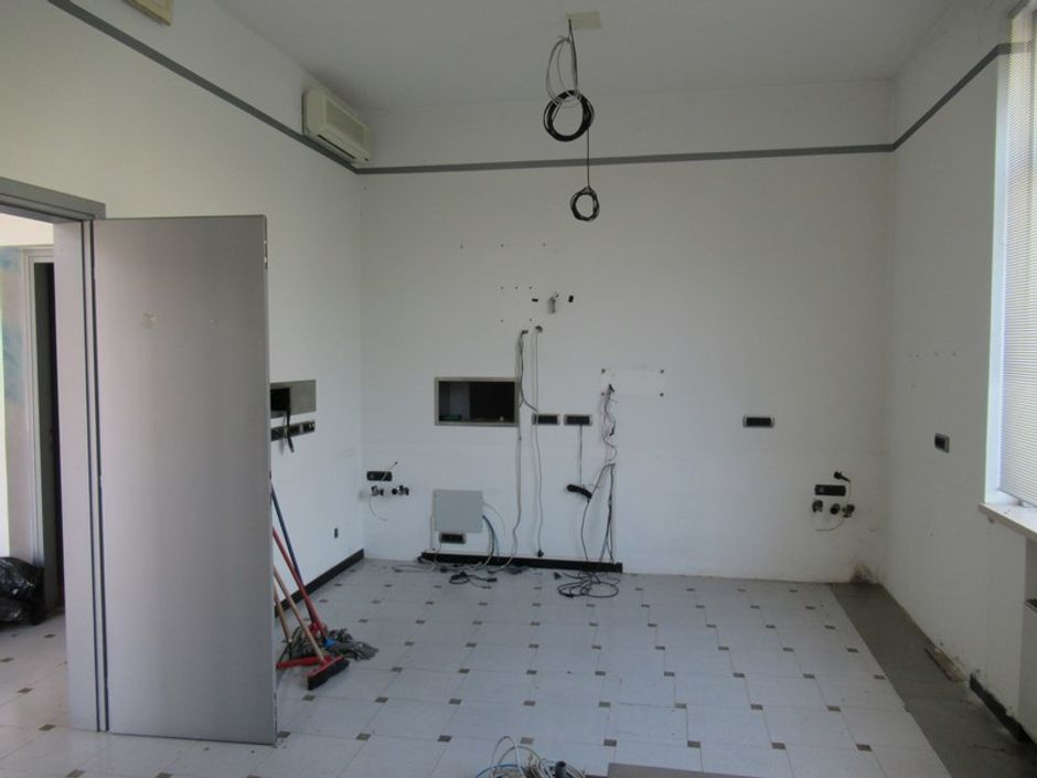 #8573 Porzione di fabbricato commerciale con annessa area scoperta in vendita - foto 4