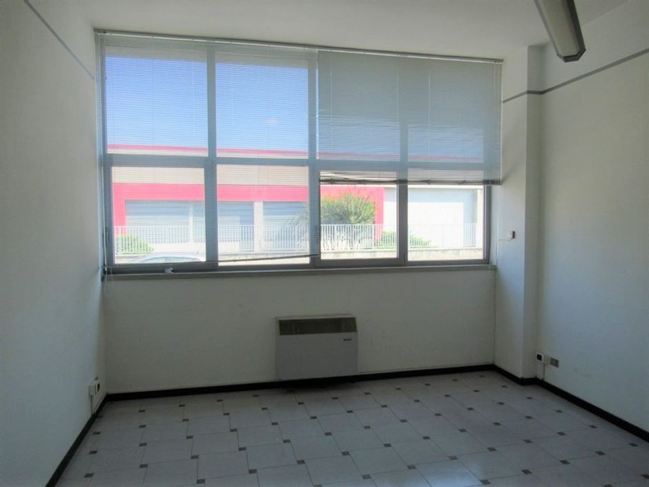 #8573 Porzione di fabbricato commerciale con annessa area scoperta in vendita - foto 5