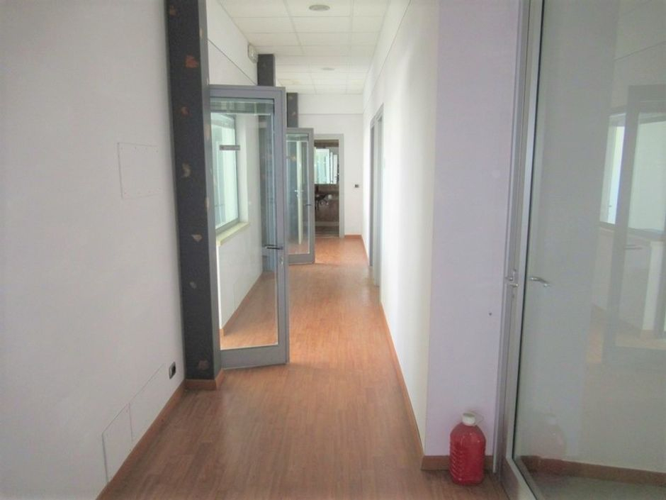 #8573 Porzione di fabbricato commerciale con annessa area scoperta in vendita - foto 6