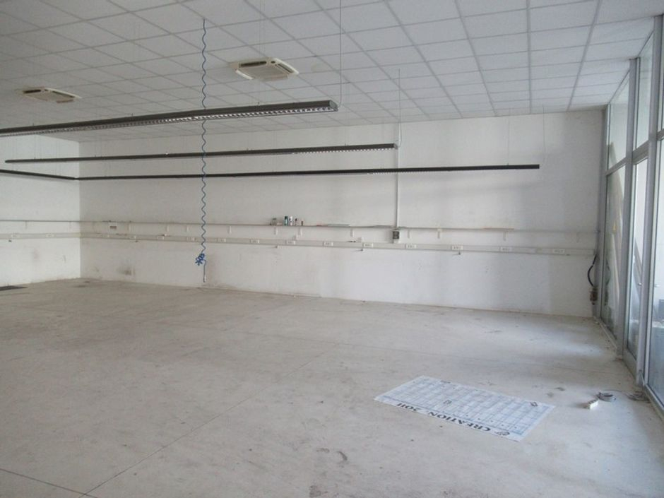 #8573 Porzione di fabbricato commerciale con annessa area scoperta in vendita - foto 7