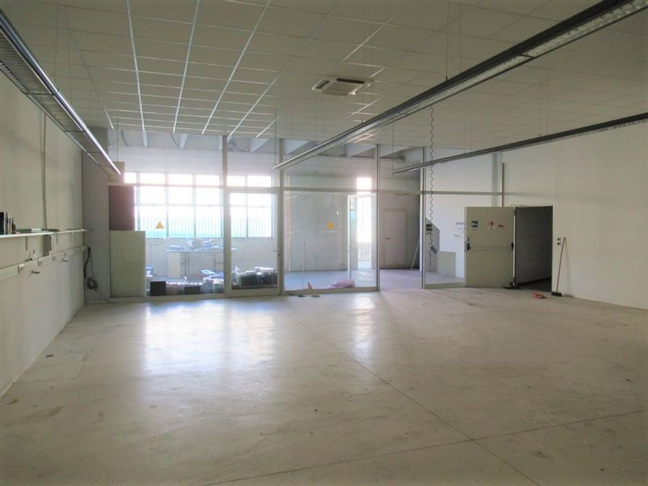#8573 Porzione di fabbricato commerciale con annessa area scoperta in vendita - foto 8