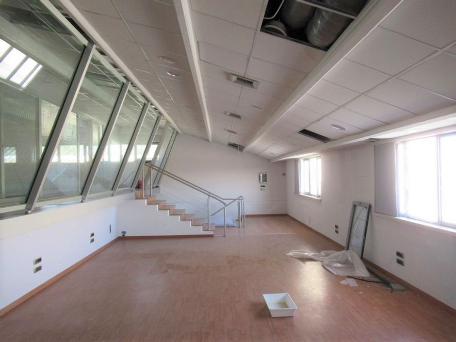 #8573 Porzione di fabbricato commerciale con annessa area scoperta in vendita - foto 10