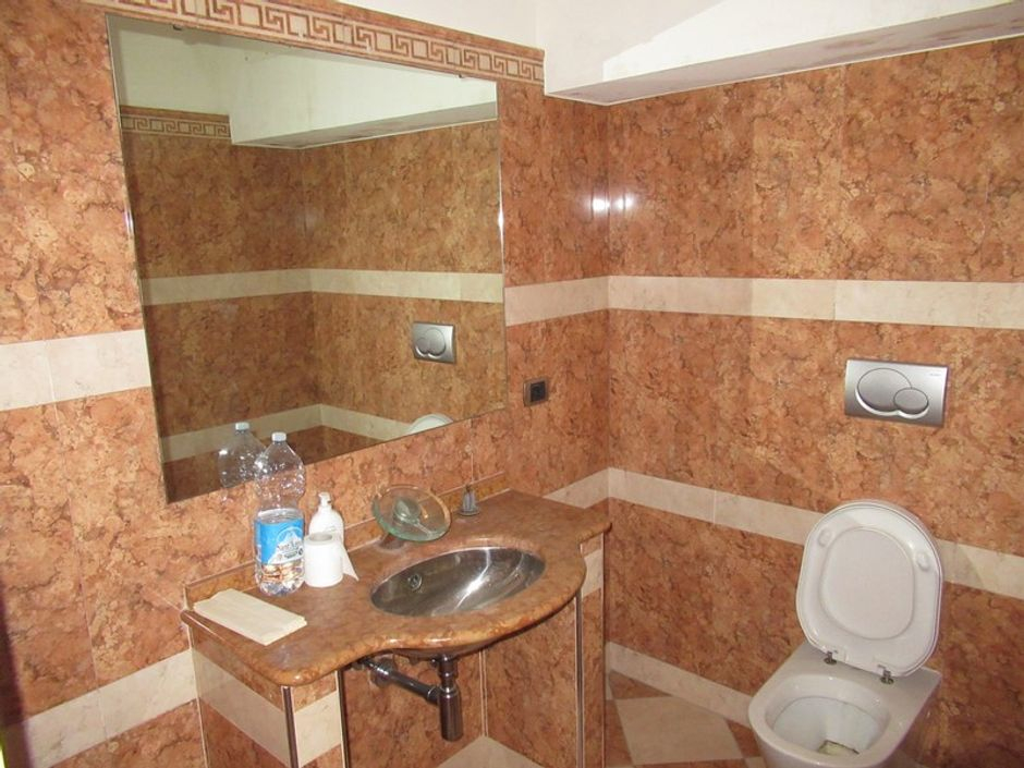 #8573 Porzione di fabbricato commerciale con annessa area scoperta in vendita - foto 11