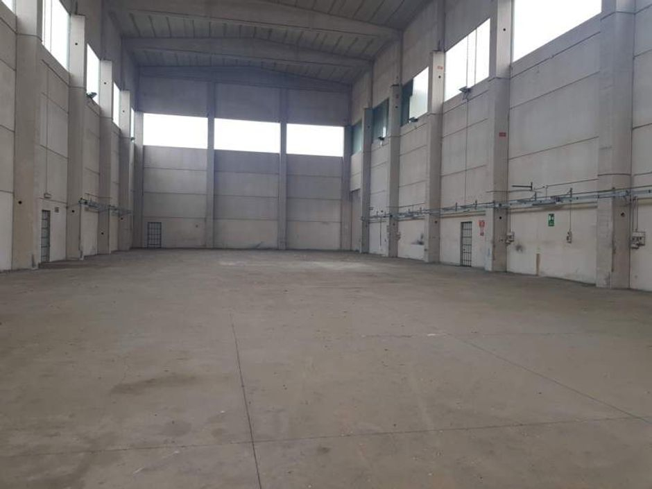 #8584 Capannone industriale con area esterna in vendita - foto 2