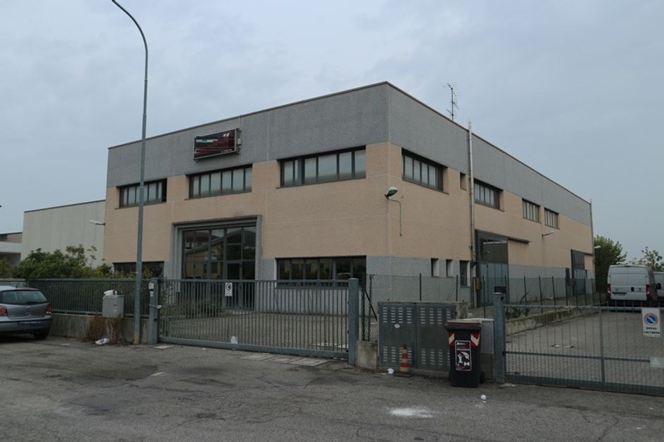 #8599 Capannone industriale di 1.049 mq in vendita - foto 1