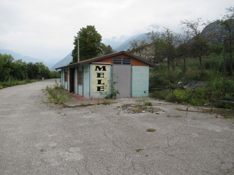 #8644 Deposito per vendita prodotti con pertinenza esclusiva in vendita - foto 1