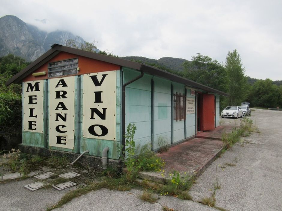#8644 Deposito per vendita prodotti con pertinenza esclusiva in vendita - foto 2