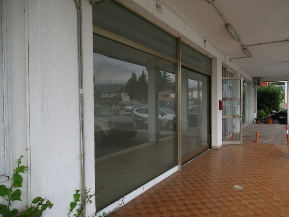 #8645 Negozio al piano terra con cantina in vendita - foto 2