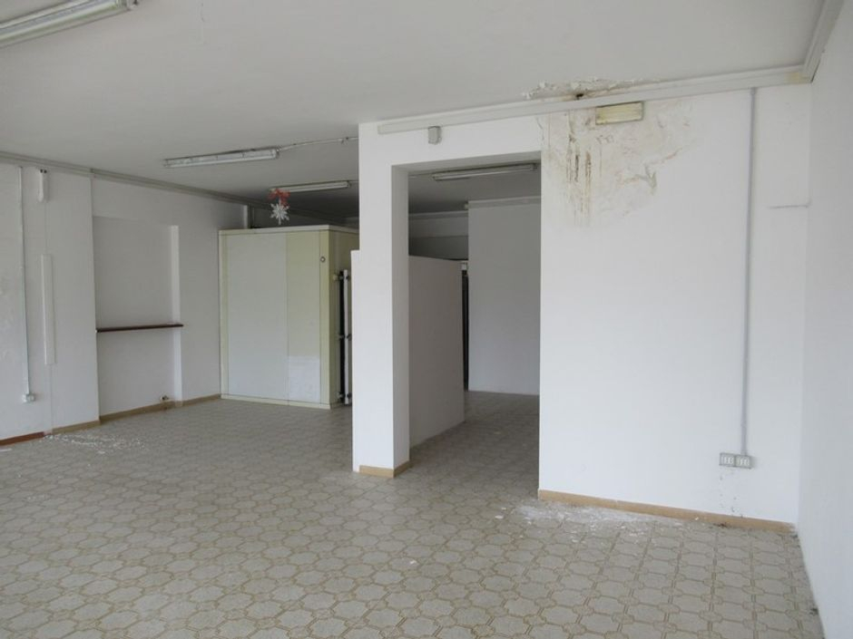 #8645 Negozio al piano terra con cantina in vendita - foto 3