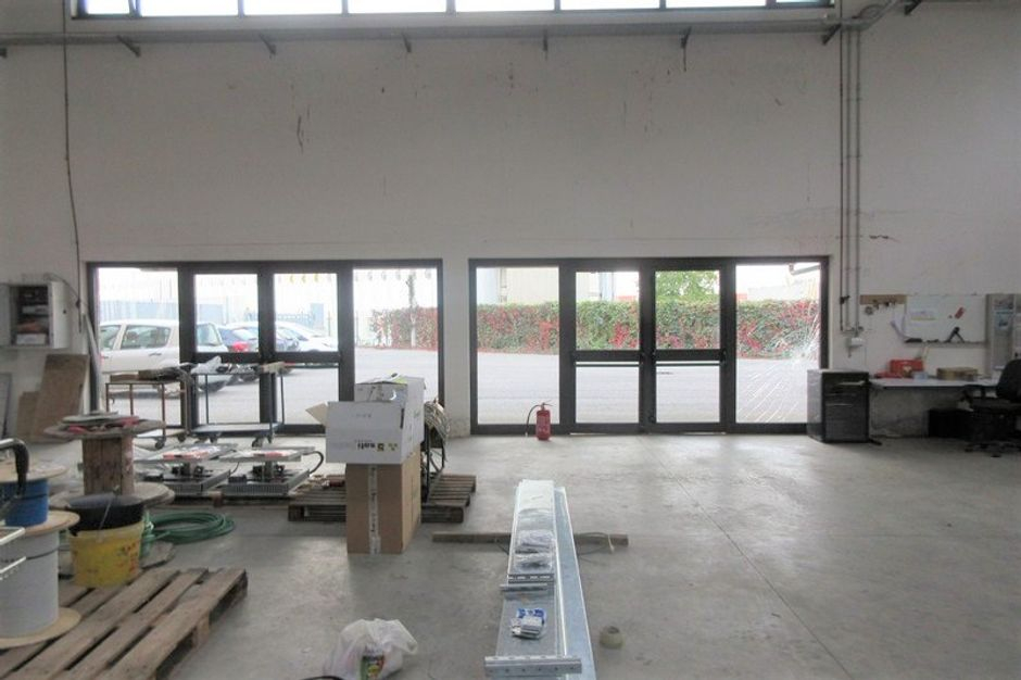 #8882 Porzione di capannone con box prefabbricato in vendita - foto 2