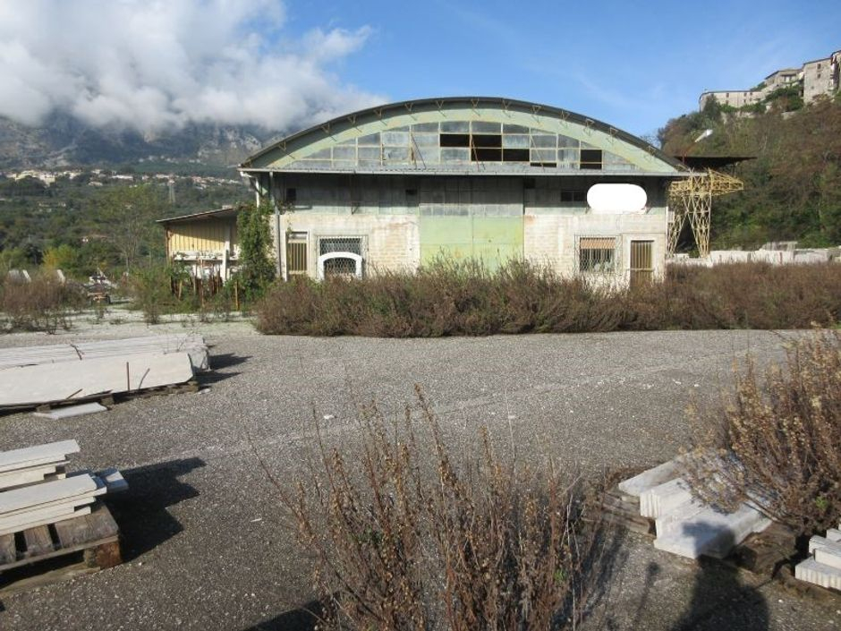 #8925 Capannone con terreno circostante in vendita - foto 1