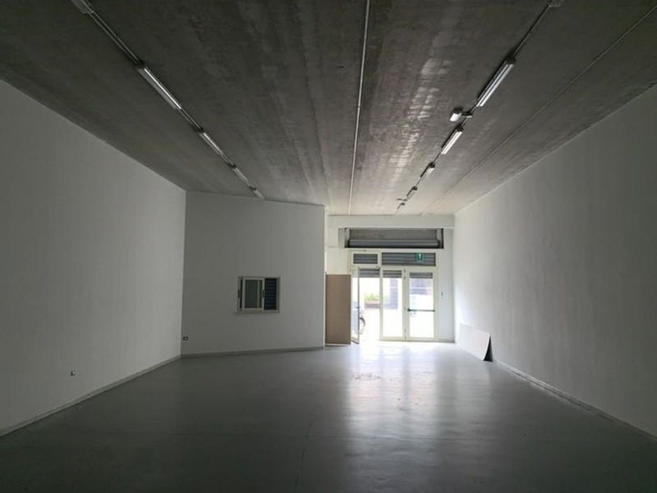 #8947 Locale commerciale di 254 mq con area di pertinenza in vendita - foto 2