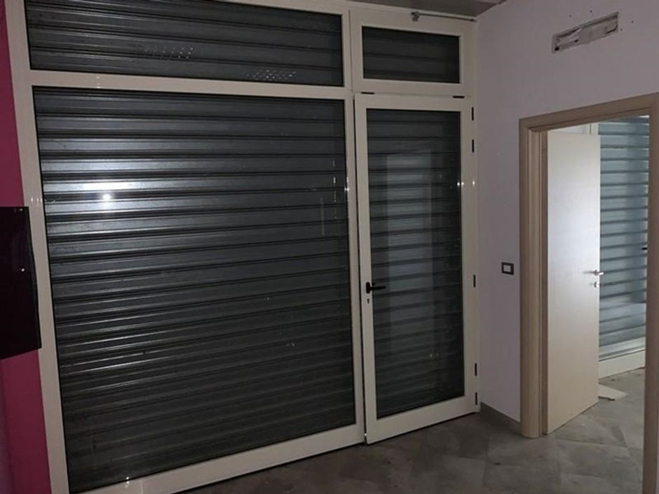 #8947 Locale commerciale di 254 mq con area di pertinenza in vendita - foto 3