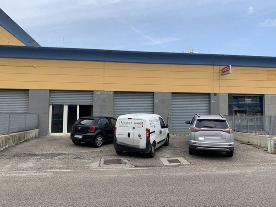 #8947 Locale commerciale di 254 mq con area di pertinenza in vendita - foto 8