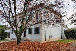 Villa with garden and garage - Lot 9018 (Auction 9018)