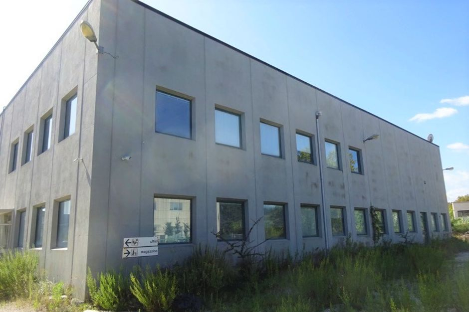 #9143 Capannone industriale con corte esclusiva in vendita - foto 1