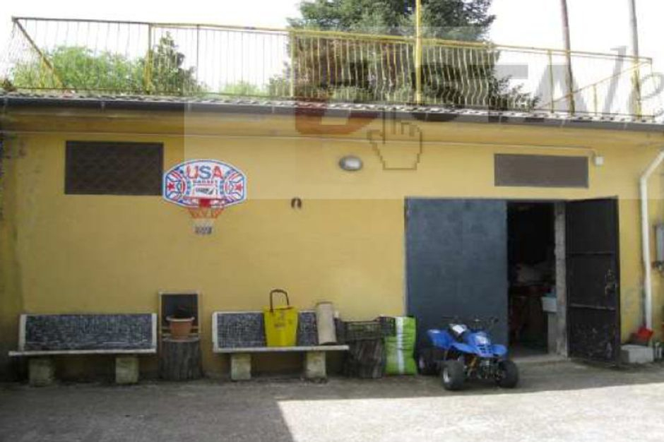 #9151 Quota di 1/6 di due depositi con corte in vendita - foto 2