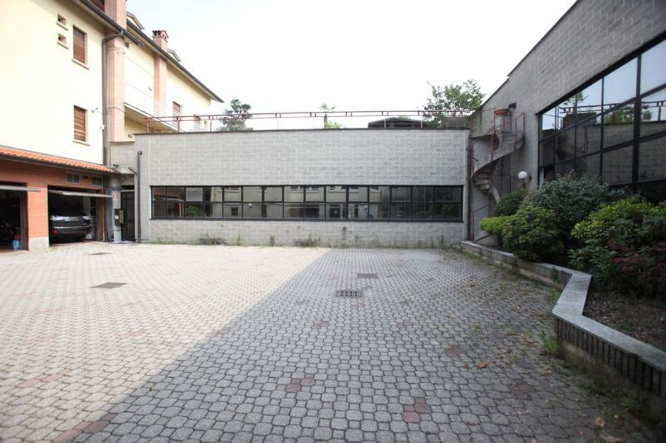 #921 Capannone con tetto giardino e piscina in vendita - foto 5