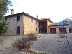 Villetta con due garage e corte esclusiva - Lotto 9270 (Asta 9270)
