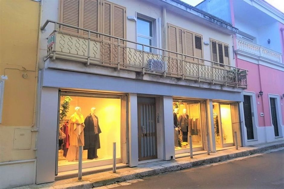 #9354 Negozio al piano terra con vetrine in vendita - foto 11