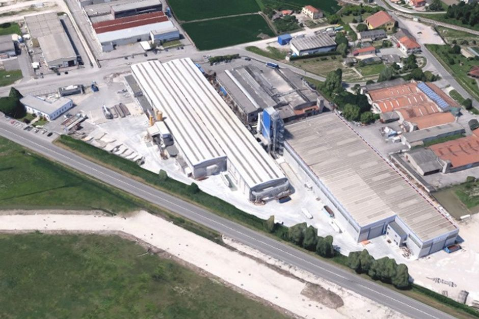 #9362 Complesso produttivo con uffici e due capannoni in vendita - foto 1