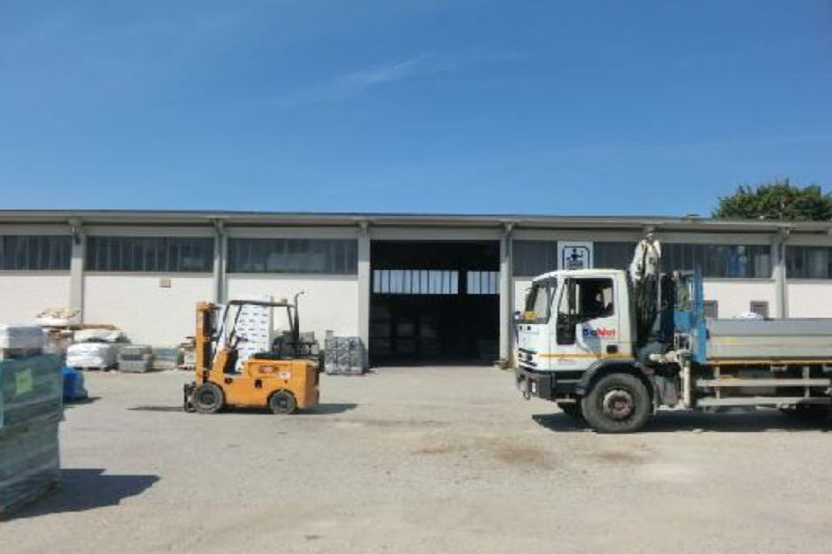 #9372 Porzione di capannone artigianale con appartamento in vendita - foto 2