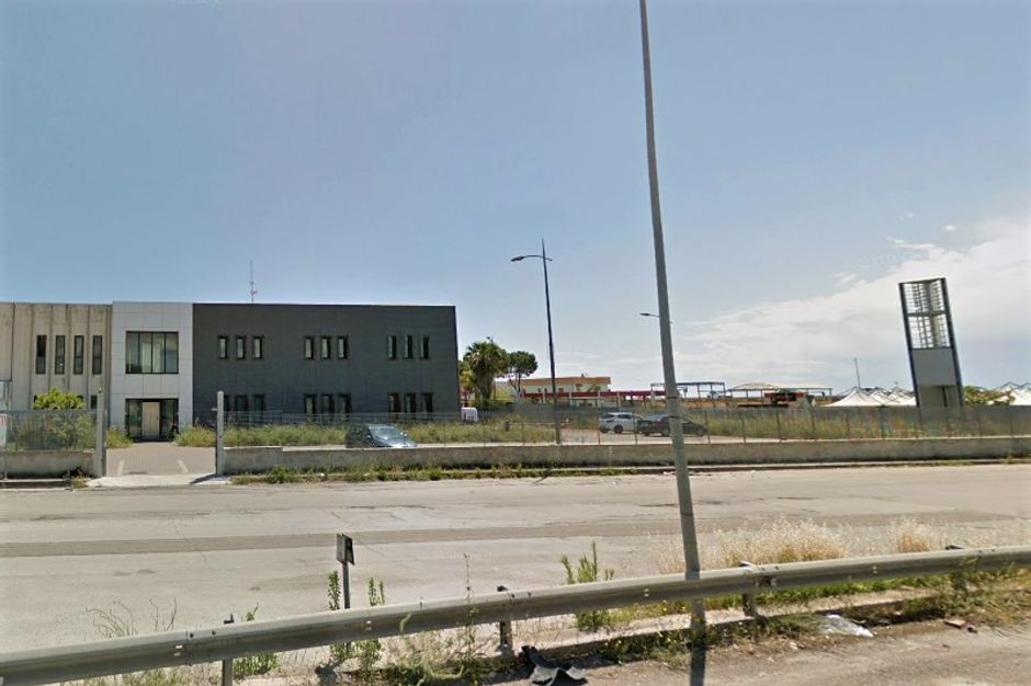 #9398 Porzione di capannone con corte privata in vendita - foto 2
