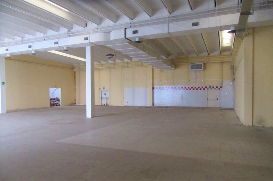#9457 Capannone commerciale con uffici e parcheggi in vendita - foto 2