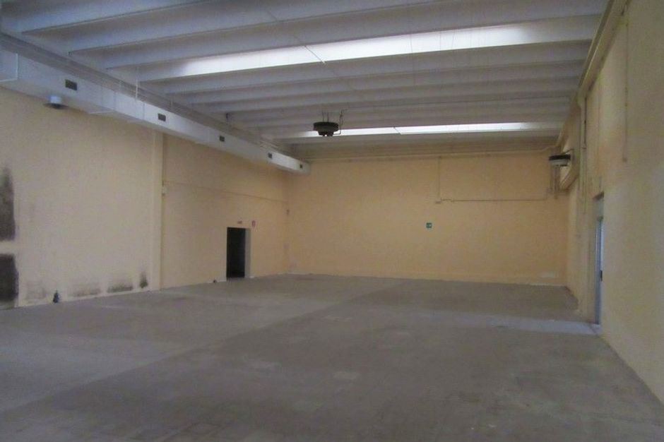 #9457 Capannone commerciale con uffici e parcheggi in vendita - foto 3