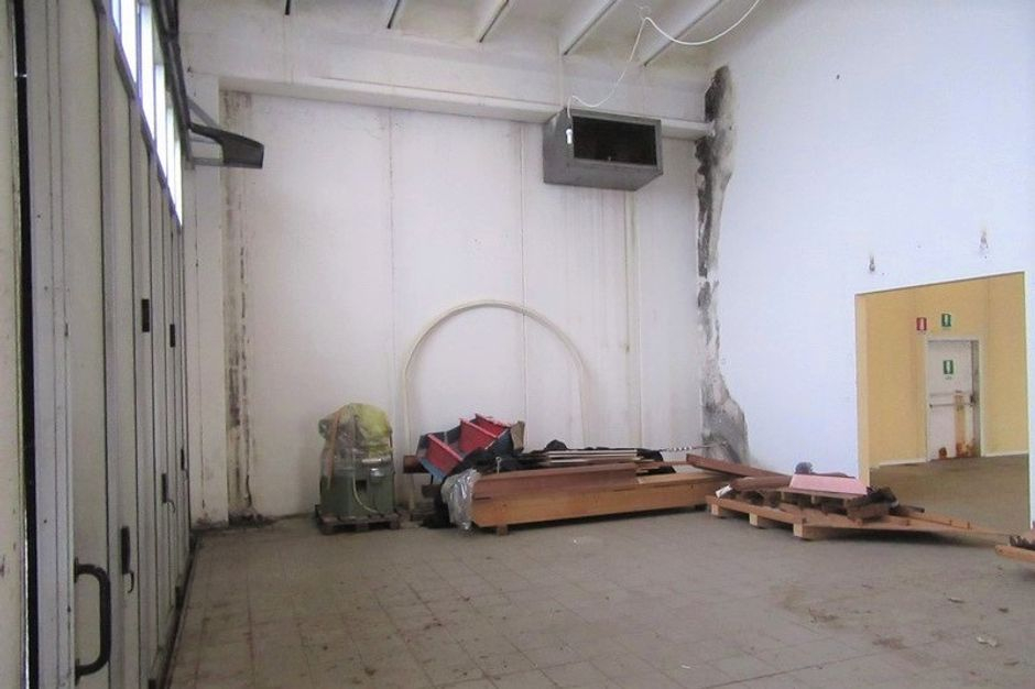 #9457 Capannone commerciale con uffici e parcheggi in vendita - foto 4