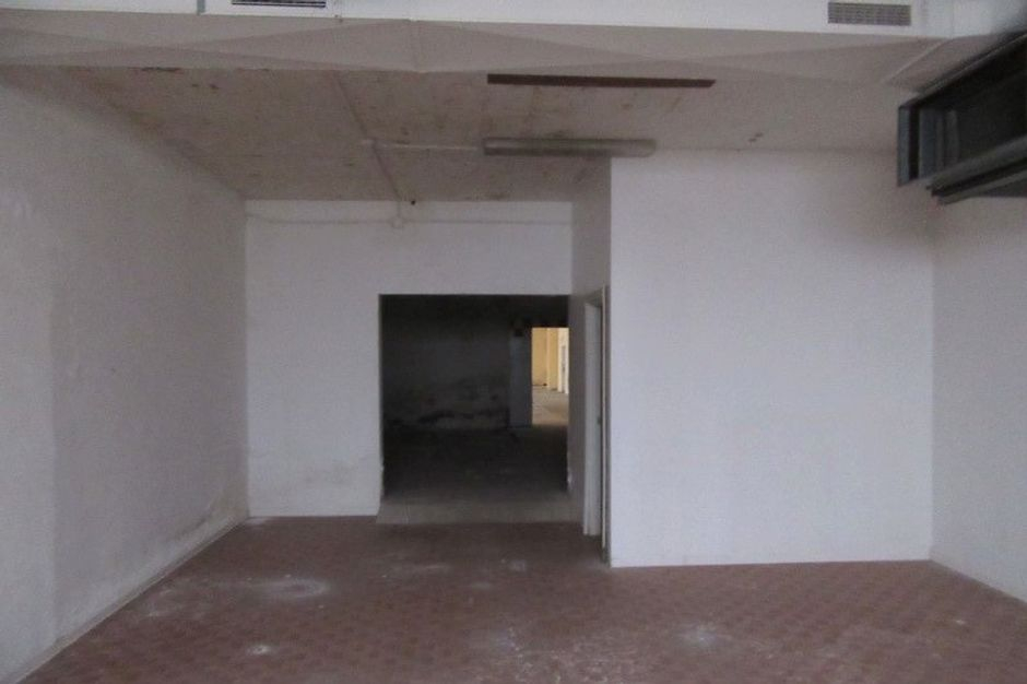 #9457 Capannone commerciale con uffici e parcheggi in vendita - foto 6