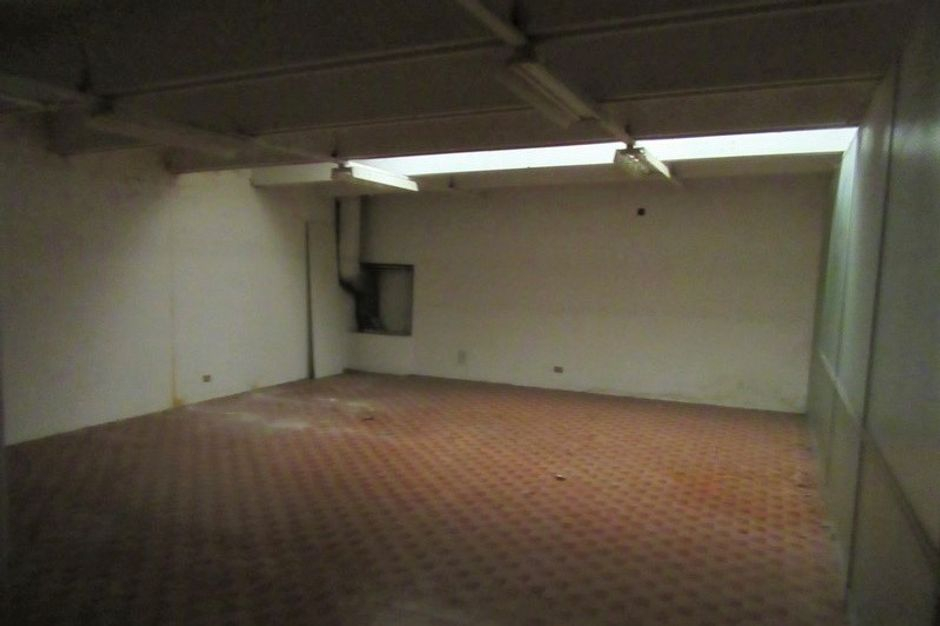 #9457 Capannone commerciale con uffici e parcheggi in vendita - foto 8