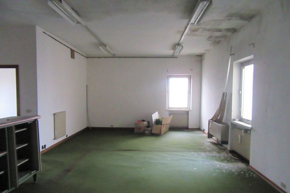 #9457 Capannone commerciale con uffici e parcheggi in vendita - foto 9