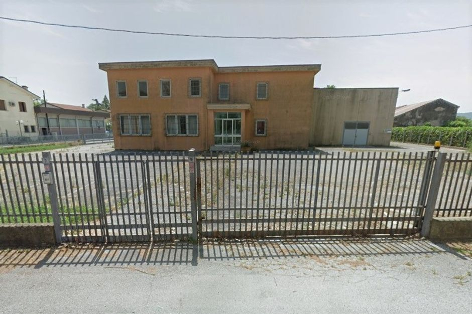 #9457 Capannone commerciale con uffici e parcheggi in vendita - foto 11