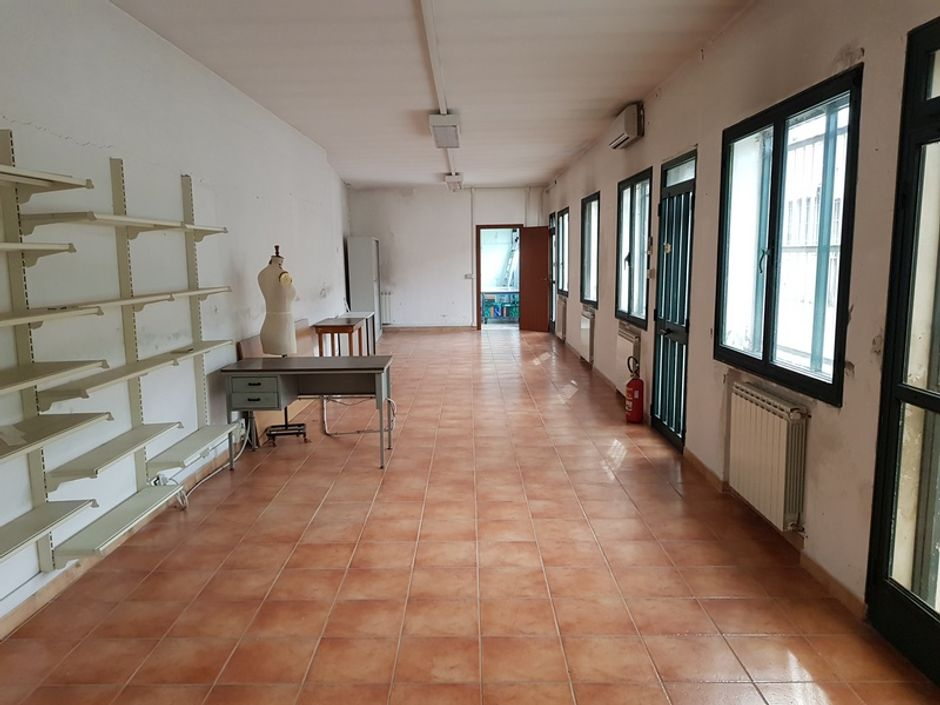 #9610 Capannone industriale con più fabbricati e corte esclusiva in vendita - foto 2