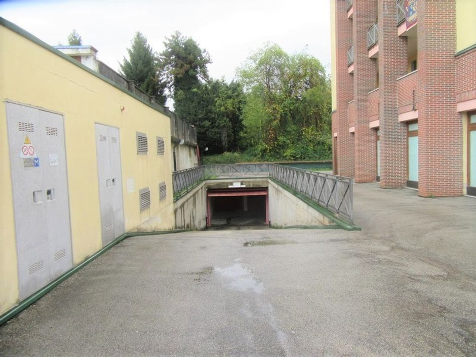 #9623 Negozio al piano terra con garage e posti auto in vendita - foto 5